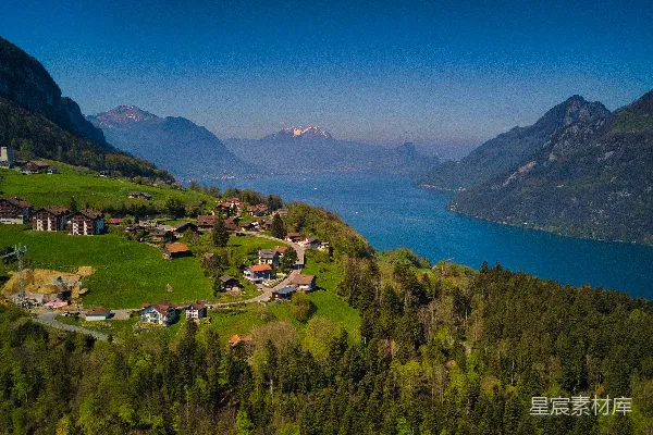 高清摄影 湖边一座山镇
