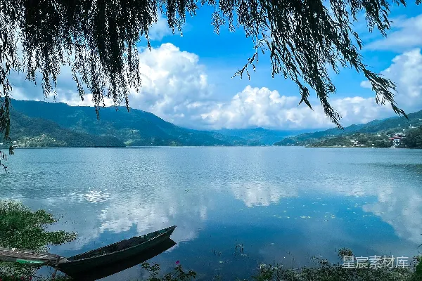 高清摄影 一艘船停在湖边。