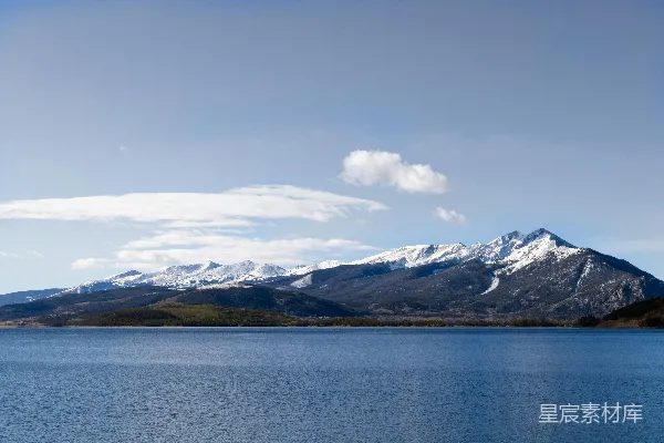 高清摄影 白天山脚下覆盖着积雪的山脉靠近水域
