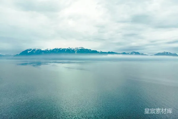 高清摄影 雪覆盖的山傍海，白云下白色一片