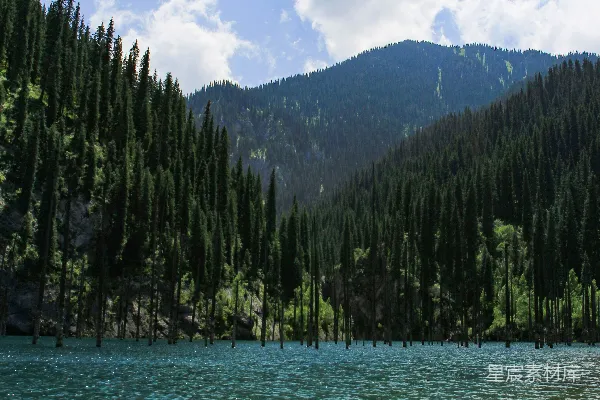 高清摄影 山峦和树木环绕的 turquoise 湖。