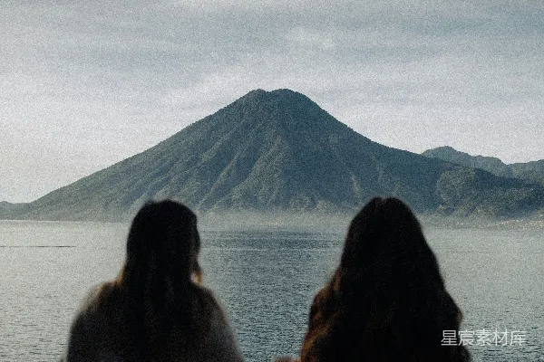 高清摄影 两位女子望着一片水面