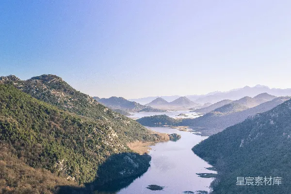高清摄影 一片被山脉环绕的大水域