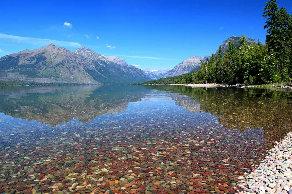 高清摄影 背景中有山的湖泊