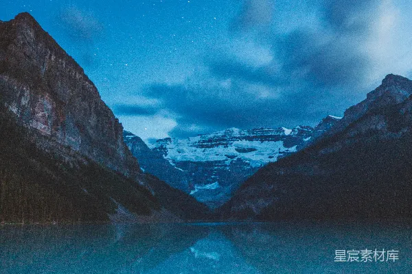 高清摄影 山间环绕的湖泊在夜空下