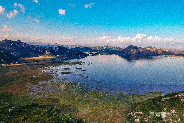 高清摄影 蓝天之下湖边绿草丛中的白天景象