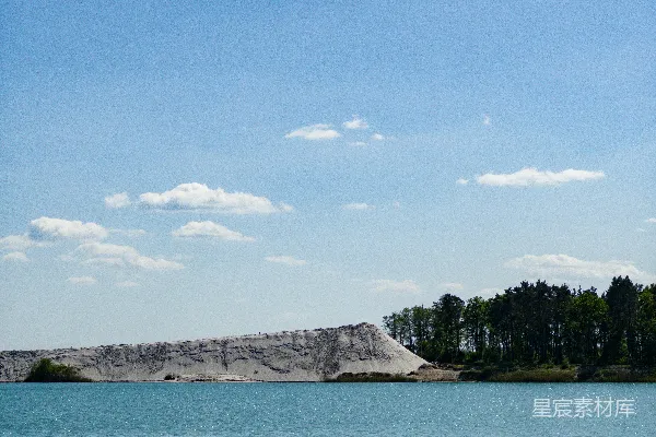 高清摄影 背景有一座山的大片水域