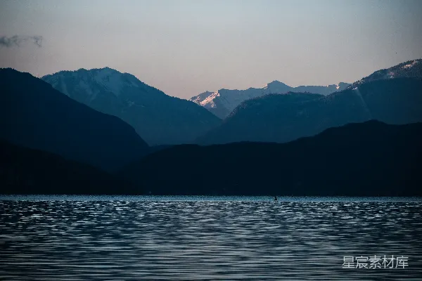 高清摄影 山间白天的水域