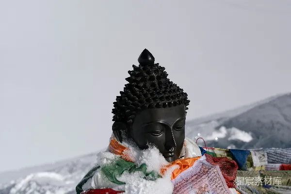 高清摄影 一个被雪覆盖的人雕像
