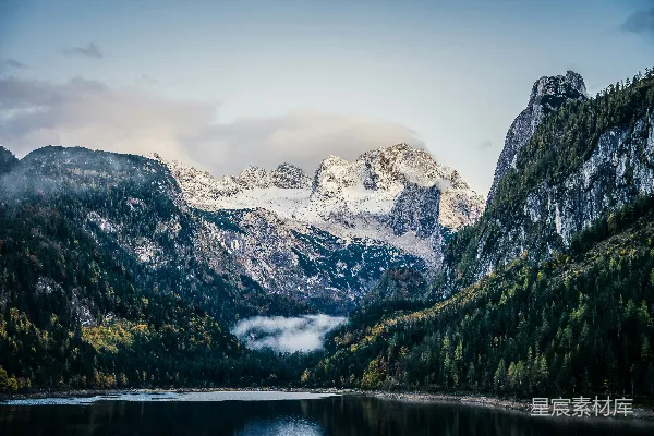 高清摄影 前景中有一座山脉和一片湖泊。