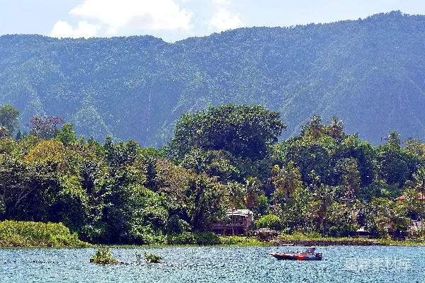 高清摄影 白天红船近绿树山间湖畔