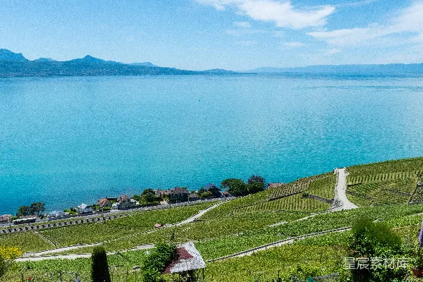 高清摄影 白天拍摄的湖景