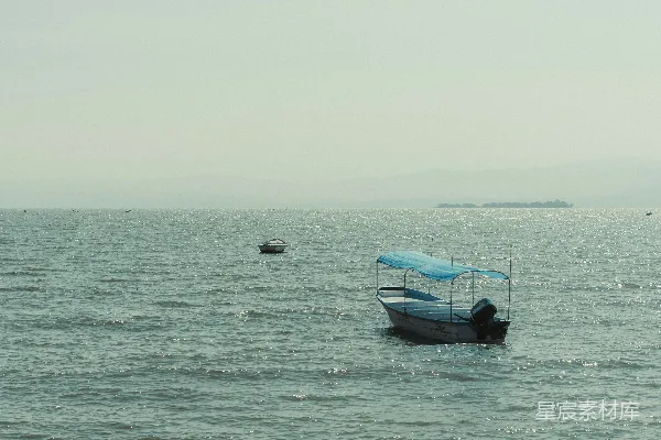 高清摄影 一条小船漂浮在一大片水面上