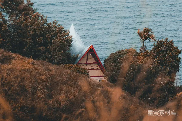 高清摄影 棕色和白色的房屋靠近湖泊白天的景象