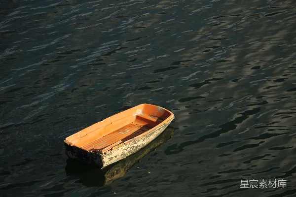 高清摄影 一艘小船漂浮在水面之上