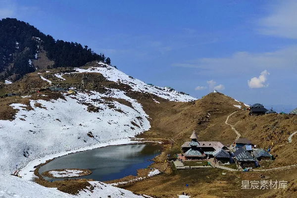 高清摄影 山顶上覆盖着白雪的小屋