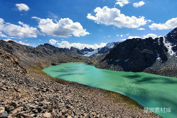 高清摄影 山间湖泊，蓝天白云下白天的景象