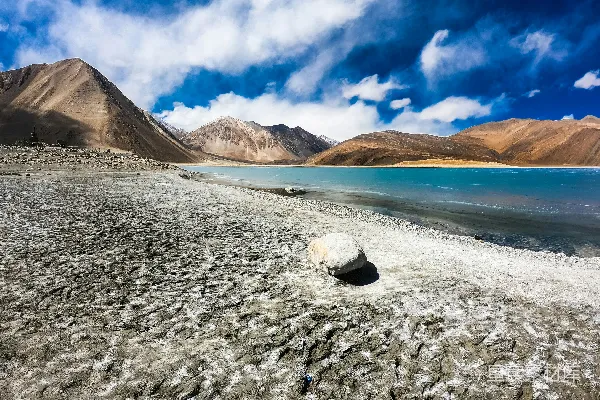 高清摄影 一片被山脉环绕的大片水域