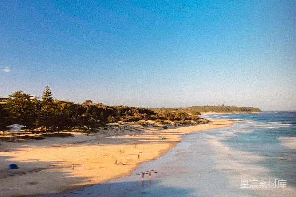 高清摄影 海边景色，有人在水中嬉戏