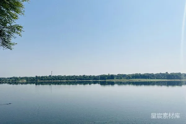 高清摄影 背景中有树木的一片水域