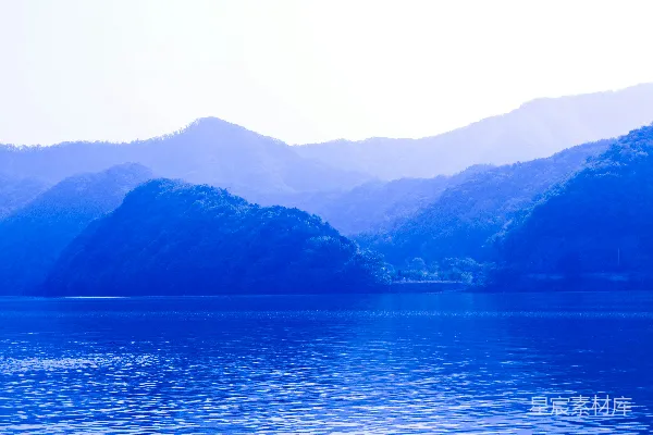 高清摄影 背景中有山的水域
