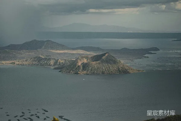 高清摄影 白天山脚下空中的景象靠近水域