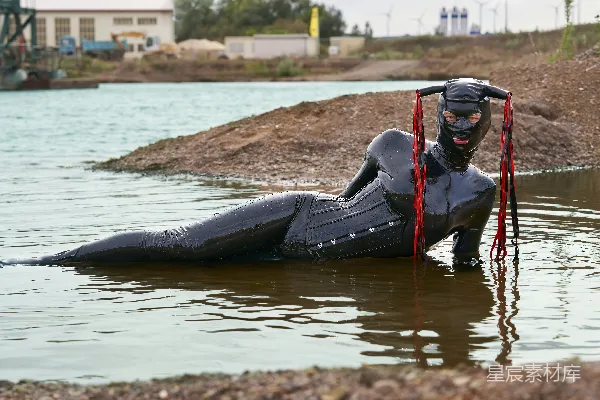高清摄影 一个潜水衣的人浮在水体中