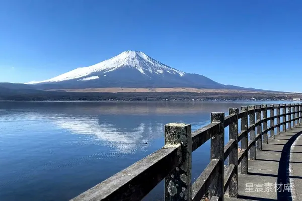 高清摄影 背景中有座山的大片水域