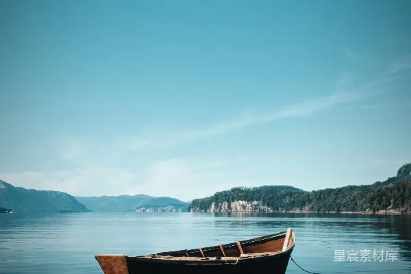 高清摄影 湖面上一艘小船漂浮着