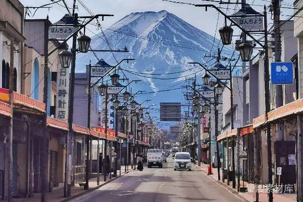 高清摄影 一辆车在背景中有山的街道上行驶