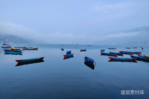 高清摄影 水中的船