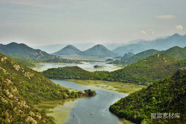 高清摄影 蓝天白云下绿地上空俯瞰湖景的照片
