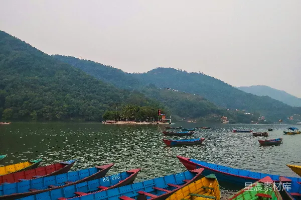 高清摄影 一堆停在水中的小船