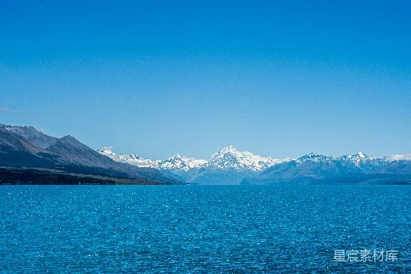 高清摄影 蓝天下的湖水与皑皑雪山。