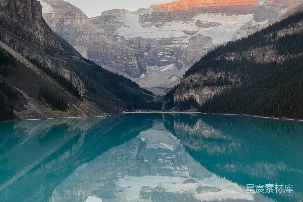 高清摄影 一群人在湖边站立，背景是山脉。