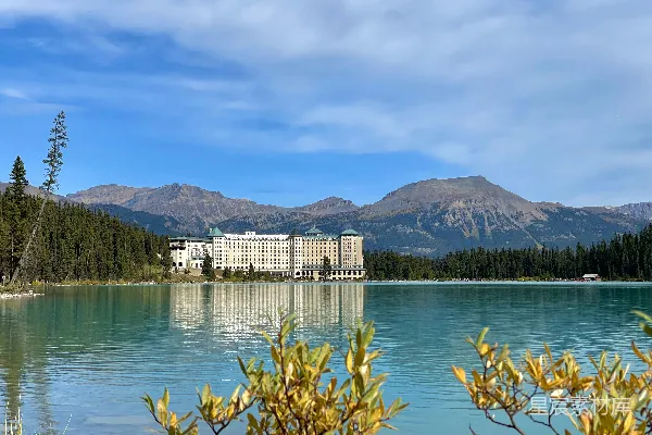 高清摄影 背景中有建筑的一片水域