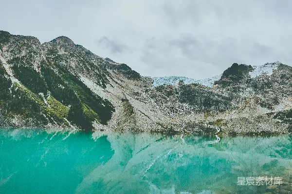 高清摄影 山峦倒映在湖中