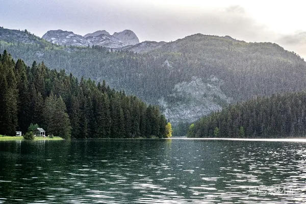 高清摄影 湖畔有树木和山峰的背景