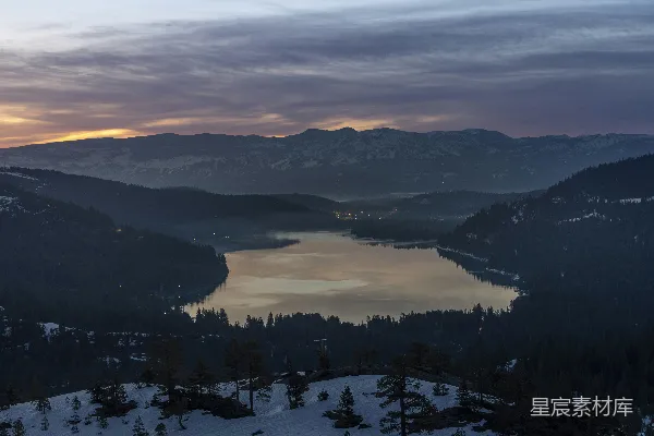 高清摄影 夕阳下的湖泊与山景