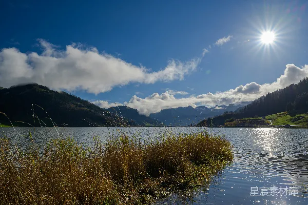 高清摄影 背景中有山的水域