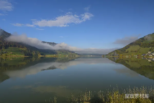 高清摄影 环绕着山坡和草地的湖泊