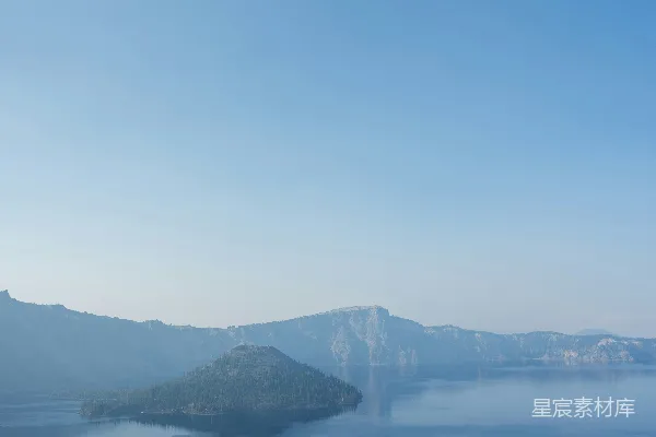 高清摄影 环绕着山的大片水域