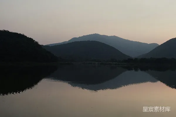 高清摄影 背景中有山的水域