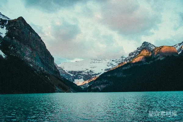 高清摄影 背景中有座山的大片水域