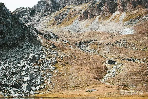 高清摄影 背景中有山的一片水域