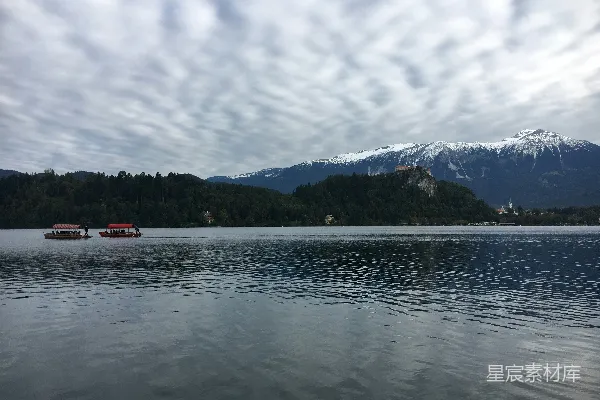 高清摄影 江天暮雪图中近山下水处白日晴空下的小船