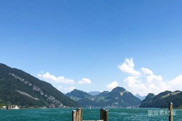 高清摄影 湖边的一个码头，背景是山脉。