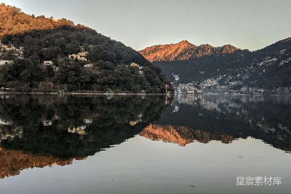 高清摄影 背景有山的湖泊