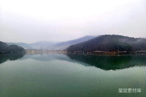 高清摄影 一片被山脉环抱的大水域