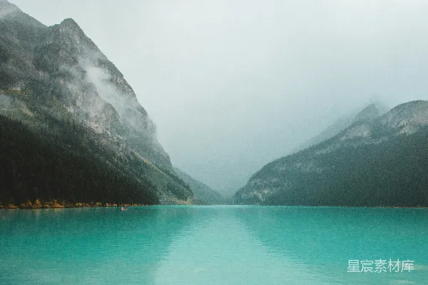 高清摄影 背景中有山的一片水域